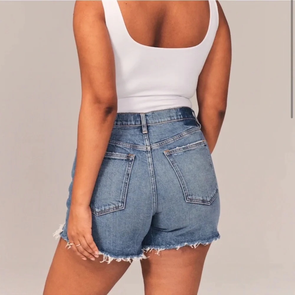 Abercrombie & Fitch Mom‎ High Rise Distressed Denim Shorts 24